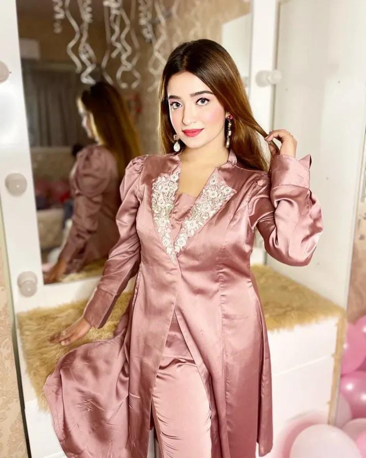 Alina Noor model